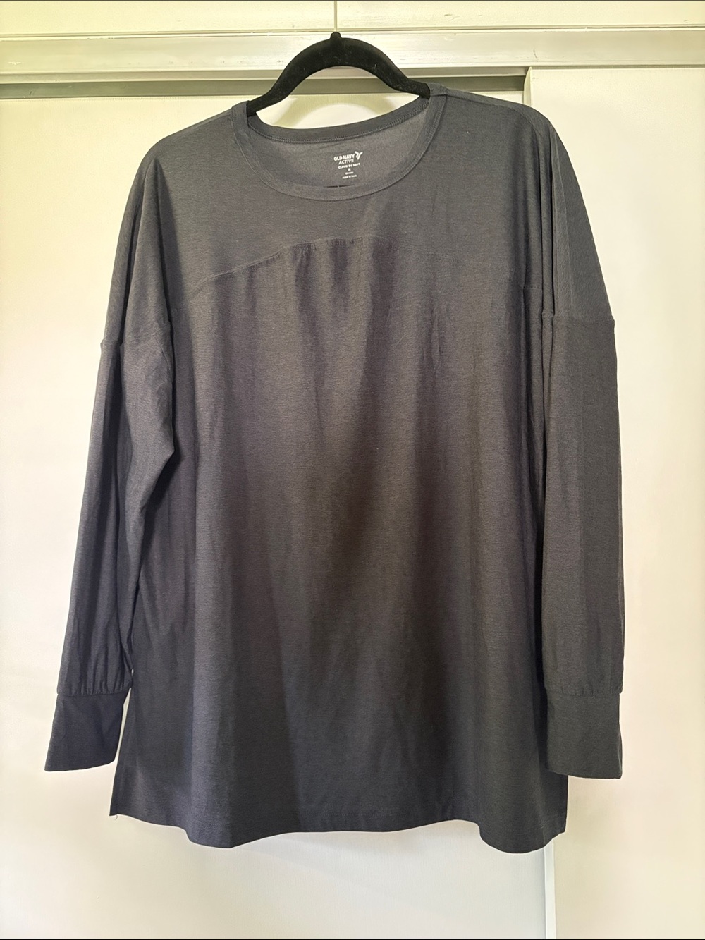 Old Navy Active Women’s medium Long-Sleeve Cloud 94 Soft Crewneck Black